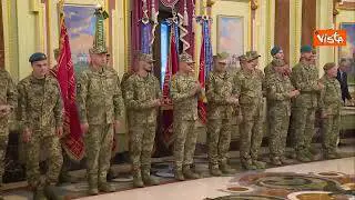 Zelensky premia soldati nel giorno delle forze armate ucraine