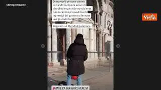 Attivisti per il clima sparano fango contro la Basilica di San Marco a Venezia