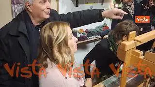 Meloni in visita all'Artigiano in Fiera a Milano, bagno di folla e giro tra gli stand