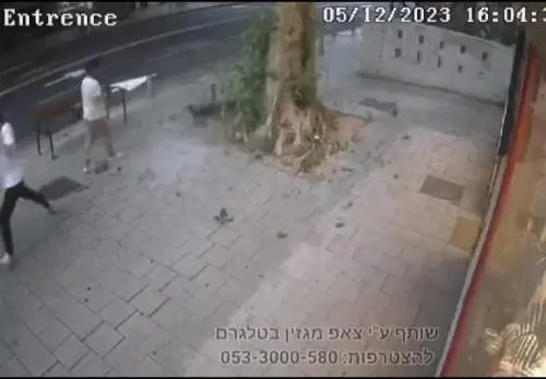 Tel Aviv, razzo di Hamas cade davanti ai passanti terrorizzati