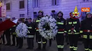 Ecco le corone di fiori sulla statua della Madonna a Piazza di Spagna per l'Immacolata