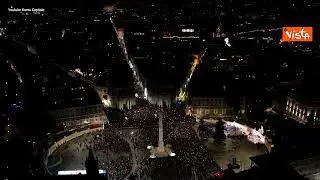 Piazza del Popolo a Roma gremita per l'accensione dell'albero, le spettacolari immagini dall'alto