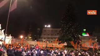 Il countdown per l'accensione dell'albero di Natale di Roma in piazza del Popolo