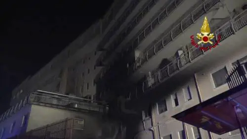 Tivoli, l'intervento dei vigili del fuoco dopo l'incendio nell'ospedale