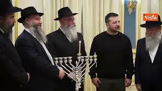 Zelensky accende candele di Hanukkah