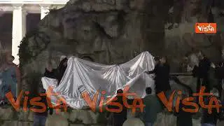 Inaugurazione del presepe e dell'albero di Natale in piazza San Pietro, le immagini