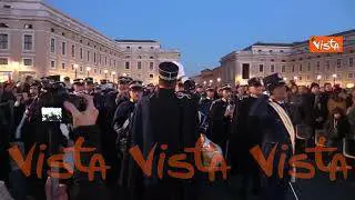 La banda della Gendarmeria Vaticana suona gli inni italiano e della Santa Sede in a San Pietro