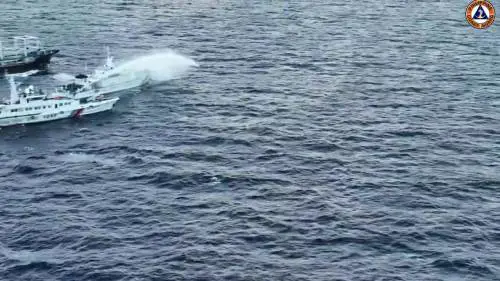 "Ci hanno speronato": la mossa della nave cinese che può innescare l'escalation
