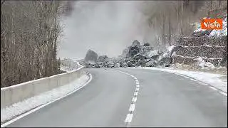 Sbriciolato con l'esplosivo il masso caduto sulla provinciale 105 della Valle Varaita