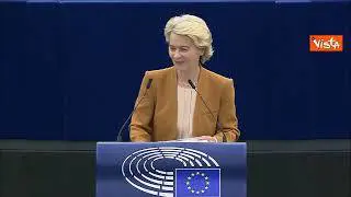 Un cane abbaia al termine del discorso di von der Leyen, fuoriprogramma al Parlamento Ue
