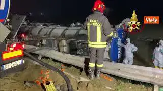 Si ribalta autocisterna sulla A1 nel lodigiano, l'intervento dei vigili del fuoco
