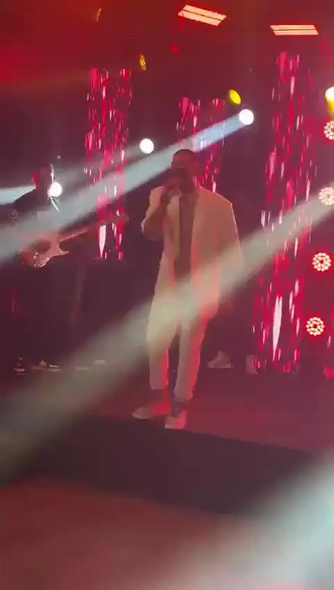 Cantante gospel ha un malore sul palco e muore: il video-choc