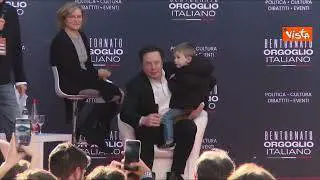 Elon Musk sale sul palco di Atreju con in braccio il figlio: "Natalità importante"