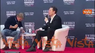 Elon Musk ad Atreju, per lui completo nero, camicia bianca (senza cravatta) e scarponcini casual