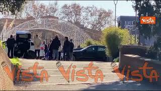 Elon Musk va via dopo il suo intervento ad Atreju. Saluta i cronisti con la mano e sale sulla Tesla