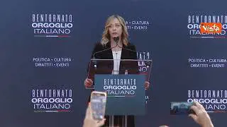 Meloni acclamata sul palco di Atreju per presentare Sunak: Bentornati!