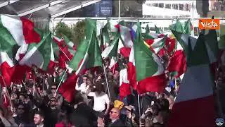 Meloni sale sul palco di Atreju, bandiere tricolori e abbraccio coi vicepremier Tajani e Salvini