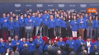 Giorgia Meloni canta l'inno sul palco con i volontari di Atreju, poi li abbraccia commossa