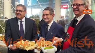 Toti dona focaccia ligure a Fontana: "È buonissima"