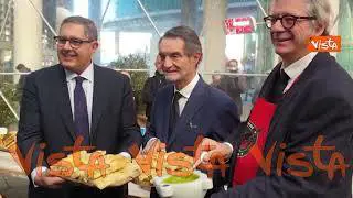 Toti dona focaccia ligure a Fontana: "È buonissima"