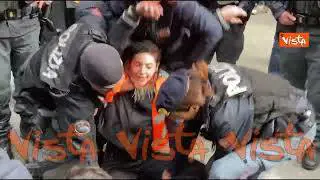 Blitz Ultima generazione a Via del Corso, i manifestanti sgomberati e portati via di peso da Polizia