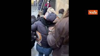 Sparatoria in un'università di Praga, gli studenti scappano via per mettersi in salvo