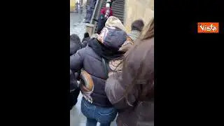 Sparatoria in un'università di Praga, gli studenti scappano via per mettersi in salvo