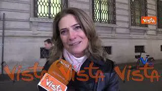 Shopping natalizio a Via del Corso, le voci di turisti e romani: "Sempre bello venire qui a Natale"