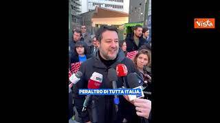 Salvini porta regali ai piccoli pazienti del Buzzi di Milano: "Bello essere qui, è Natale per tutti"
