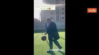 Toti segna un canestro al nuovo parco giochi dell'ex Mira Lanza a Genova