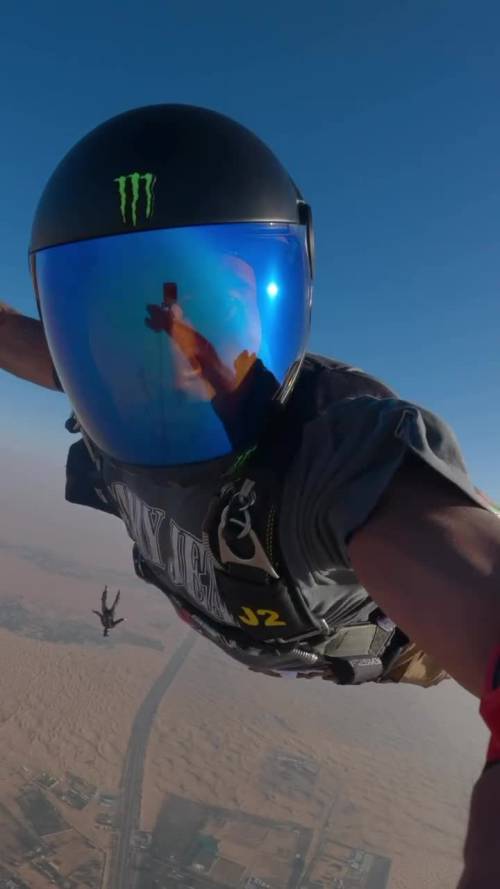 Hamilton si lancia col paracadute: il video da brividi a Dubai