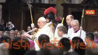 La messa della notte di Natale nella Basilica di San Pietro le immagini