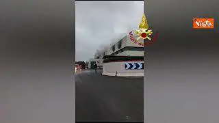 Incendio alla discarica di Malagrotta a Roma, l'intervento dei vigili del fuoco