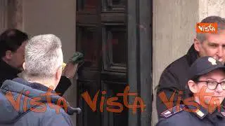 Imbrattato nella notte il portone di Palazzo Chigi, le operazioni di pulizia