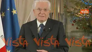 Mattarella inizia il discorso di fine anno camminando: "Angoscia per la violenza"