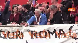 Il tradizionale tuffo nel Tevere il primo dell'anno, ma a sorpresa Mr Ok non si tuffa