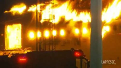 Lo scheletro del volo avvolto dalle fiamme: la distruzione sulla pista di Tokyo