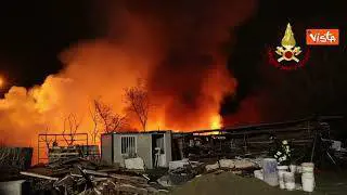 Vasto incendio nella notte di masserizie e rifiuti a Firenze, l'intervento dei Vigili del Fuoco