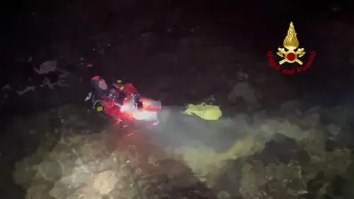 Como, i vigili del fuoco procedono al recupero dei corpi: il video