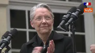 Gabriel Attal è il nuovo premier francese, il passaggio di consegne con l'uscente Elisabeth Borne