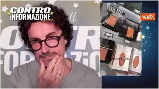 Toninelli al supermercato a caccia di tonno e salmone: "Guardate, 7 euro e 99, prezzo incredibile"