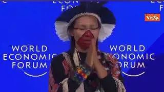 Intona canti sacri e soffia su viso ospiti di Davos, il rito della sciamana amazzonica Yawanawà