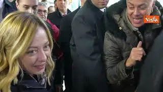 Giorgia Meloni visita il Gran Bazar di Istanbul e prende un caffè turco, applaudita dai presenti