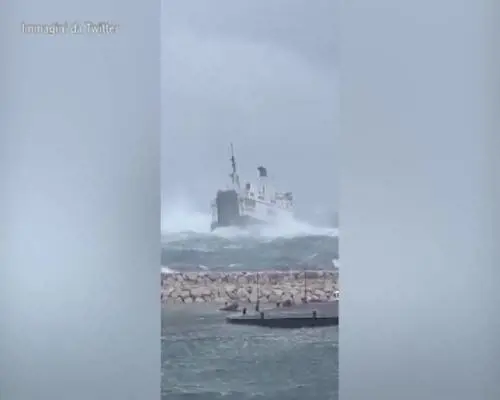 Ponza, traghetto in balia di onde alte 8 metri