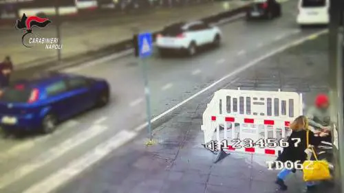 Le immagini dello scippo nel centro di Napoli