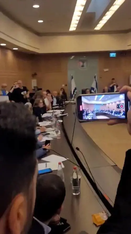 I familiari degli ostaggi israeliani irrompono alla Knesset
