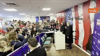 Trump accolto da applausi e grida dai sostenitori al comitato elettorale in New Hampshire