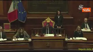 Autonomia, il Pd sventola tricolore in Aula. De Priamo (FdI): Un passo avanti dopo la bandiera rossa