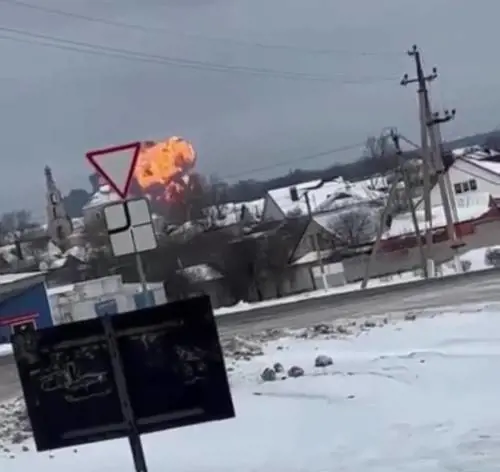 Il momento dello schianto dell'aereo russo a Belgorod