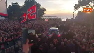In 30 mila al funerale di Gigi Riva a Cagliari, l'omaggio a "Rombo di tuono" con un lungo applauso